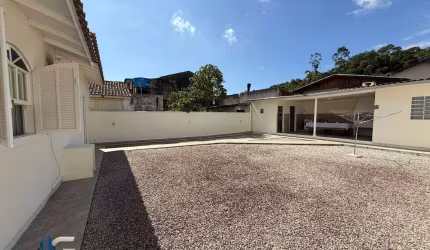 Casa em Biguaçu próximo a BR-101, amplo quintal com escritura publica