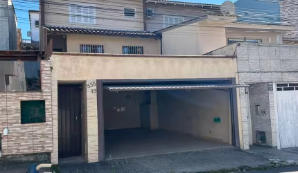 Casa com 4 dormitórios e garagem coberta pra 4 veículos em Serraria