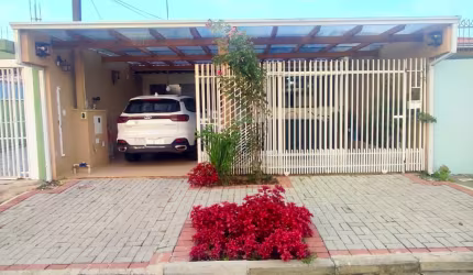 Vende-se Linda Casa Averbada com Sobrado nos Fundos, e com Hidromassagem
