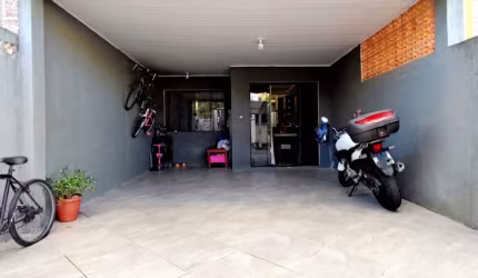 Linda Casa com garagem coberta e teto rebaixado