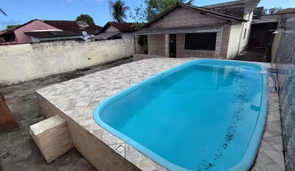 Casa com piscina para venda na praia de Itanhaém