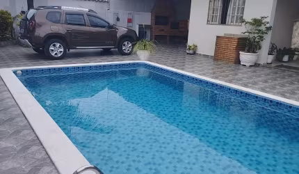 Casa com piscina para venda a 200m do mar na praia de Itanhaém