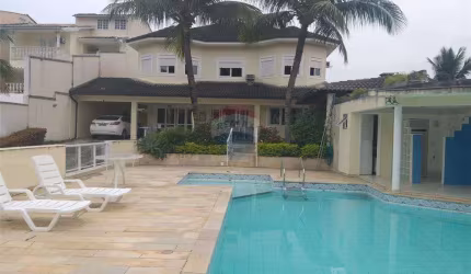 Vendo  linda casa em condomínio na Estrada de Jacarérpagua !!