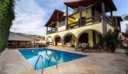 Casa de Luxo no Rio: 4 Quartos, Piscina e Jardim