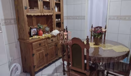 Casa com 4 dormitórios à venda, 220 m²