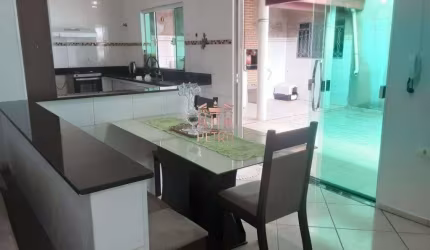 Casa com 3 dormitórios à venda, 250 m²