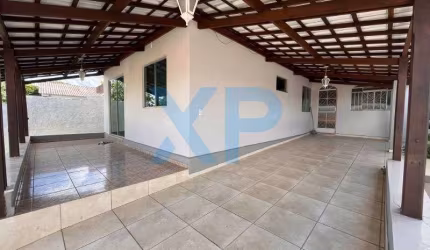 Casa à venda em Divinópolis-MG, Bairro Interlagos: 3 quartos, 1 suíte, 2 salas, 1 banheiro, 2 vagas - 120m² de luxo!