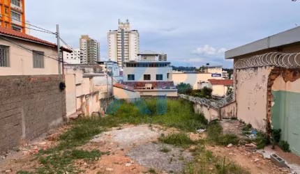 Terreno à venda no Centro de Divinópolis-MG: Infraestrutura completa, rua asfaltada e vizinhança tranquila!