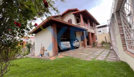 Espetacular Casa à Venda no Centro de Divinópolis-MG: 4 Quartos, 1 Suíte, 3 Salas e 2 Vagas de Garagem!