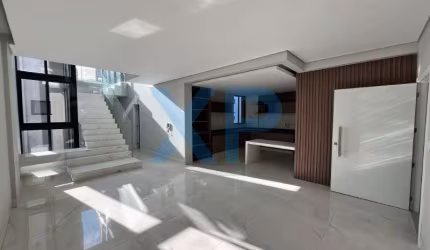 Apartamento de Cobertura Alto Padrão no Centro de Divinópolis-MG: 3 quartos, 3 suítes, 3 salas, 2 banheiros, 2 vagas de garagem, 295,00 m² de área.