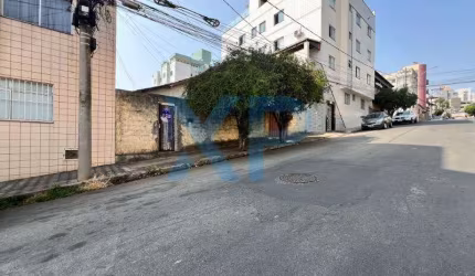 IMÓVEL COMERCIAL NO CENTRO DE DIVINÓPOLIS-MG: Casa com 3 quartos, 2 salas, 2 banheiros, 3 vagas de garagem e 120,00m² de área.