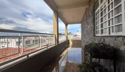 CASA COM 3 PAVIMENTOS NA REGIAO NOBRE DO BAIRRO NAÇOES EM DIVINOPOLIS MG