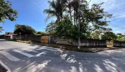 CASA ANTIGA COM EXCELENTE ESPAÇO DE TERRENO NO BOM PASTOR EM DIVINOPOLIS MG