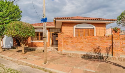 Casa com 3 quartos à venda na Rua Oiampi, 420, Guarujá, Porto Alegre por R$ 490.000