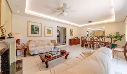 Casa com 3 quartos à venda na Rua Burum, 30, Vila Assunção, Porto Alegre por R$ 1.090.000