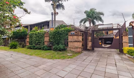 Casa com 3 quartos à venda na Avenida Orleaes, 492, Guarujá, Porto Alegre por R$ 2.000.000