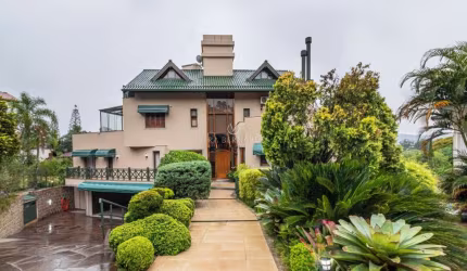 Casa em condomínio fechado com 6 quartos à venda na Avenida da Cavalhada, 5205, Cavalhada, Porto Alegre por R$ 4.240.000