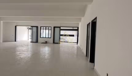 Salão Comercial de Alto Padrão na Vila Vianelo - Jundiaí-SP: 5 Banheiros, 5 Vagas de Garagem e 564m² de Área!