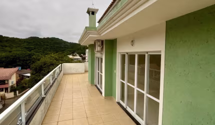 Imperdível cobertura a 700 metros da praia de jurere