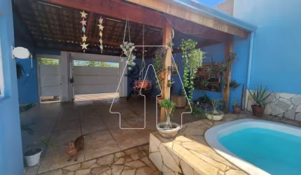 Casa com piscina no Umuarama em ótima localização.