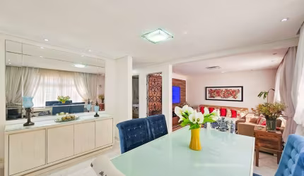 Casa térrea mobiliada com 1 edícula e 3 vagas