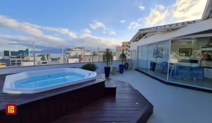 COBERTURA COM 300m²  DE ÁREA PRIVATIVA NO CENTRO DE FLORIANÓPOLIS