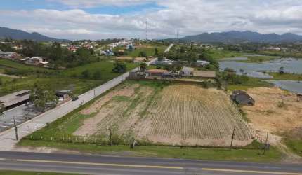 Excelente terreno comercial/residencial em Governador Celso Ramos com 5.950 m², à 1,2 kms da BR-101 e a menos de 3 Kms do Anel Viário da Grande Florianópolis. Ótimo para galpão de centro de distribuiç