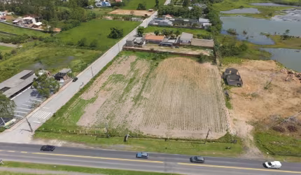 Excelente terreno comercial/residencial em Governador Celso Ramos com 5.950 m², à 1,2 kms da BR-101 e a menos de 3 Kms do Anel Viário da Grande Florianópolis. Ótimo para galpão de centro de distribuiç