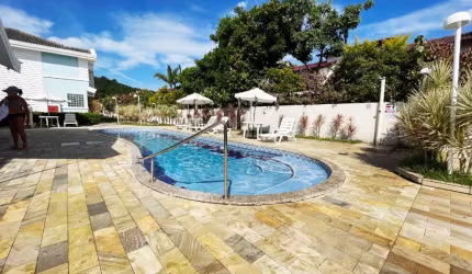 CASA COM 2 SUITES EM CONDOMINIO FECHADO COMPLETAMENTE MOBILIADA