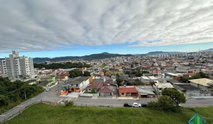 Ótimo apartamento, andar alto com linda vista panorâmica