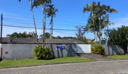 Guaratuba, casa com 3 quarto (sendo 1 suíte) sobre amplo terreno no bairro Piçarras próximo da baía de Guaratuba - PR.