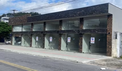 Loja para locação anual em Guaratuba -Sala comercial, 38,00 m2 útil, 2 banheiros e espaço descoberto nos fundos.