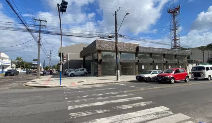 Loja para locação anual em Guaratuba -Sala comercial, 38,00 m2 útil, 2 banheiros e espaço descoberto nos fundos.