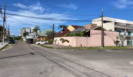 Guaratuba/PR. Casa térrea seminova com ótimo padrão de acabamento, os móveis não estão inclusos no preço.