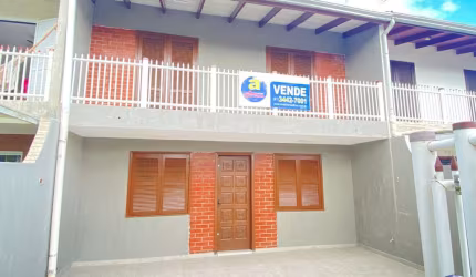 Excelente sobrado totalmente reformado a aprox. 6 quadra da praia central.