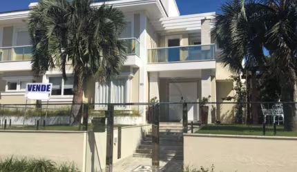 Excelente Casa a 80m do Mar, 4 Suítes sendo 2 Demi-Suítes com 3 Vagas de Garagem em Jurerê Internacional Florianópolis/SC - Imobiliária África
