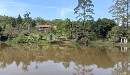Encantadora Chácara com Lago: Seu Refúgio na Natureza !