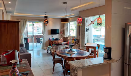 Cobertura de luxo com terraço amplo e jacuzzi privativo. À venda!