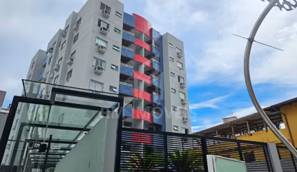 Apartamento semimobiliado de 02 dormitórios sendo 01 suíte + 02 vagas de garagem