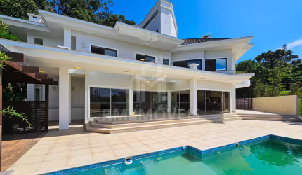 Casa semimobiliada de alto padrão, projetada pelo arquiteto Robson Nascimento, em condomínio fechado, com 477m² construídos, 5 dormitórios, sendo 4 suítes, deck com piscina e vista panorâmica!
