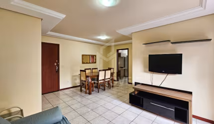 Amplo apartamento mobiliado de 2 dormitórios, sendo 1 suíte, sacada com churrasqueira e 1 vaga de garagem, a poucos metros da UFSC!