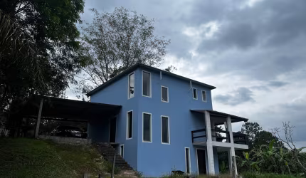 Lindo sobrado e uma chácara repleto de verde e tranquilidade 
Casa nova 