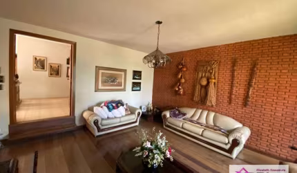 Casa Ampla com 3 dormitórios à venda na Área Central - Leme/SP