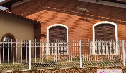 Casa com 4 dormitórios à venda, 289 m² por R$ 700.000,00 - Centro - Leme/SP