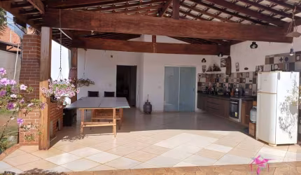 Sobrado com 3 dormitórios à venda, 157 m² por R$ 620.000 - São João - Santa Cruz da Conceição/SP