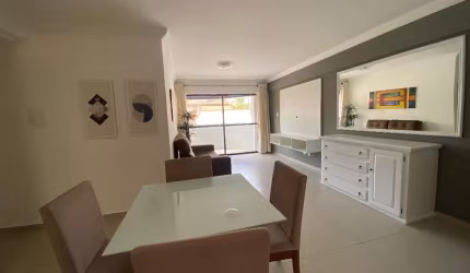 Apartamento amplo, mobiliado, confortável e a perto da praia!