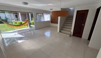 Conforto e segurança: casa com 2 pavimentos, 3 quartos, suíte, closet e área de lazer privativa espaçosa e com fino acabamento