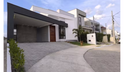 Casa aconchegante, super espaçosa, 3 suítes, 6 vagas, Jacuzzi,área gourmet, projeto de iluminação. Parkville
