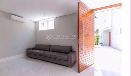 Casa à Venda em Granja Julieta Condomínio Hípica Garden com 4 Suítes e 4 Vagas de Garagem