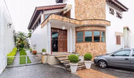 Casa a Venda em Interlagos com 4 Suítes e 6 Vagas de Garagem